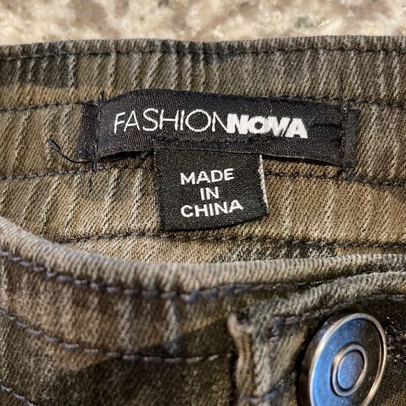 Fashionnova Camo Joggers Unisex Size M - Picture 3 of 16